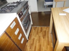 白の鏡面木目にお料理の彩りもより華やかに